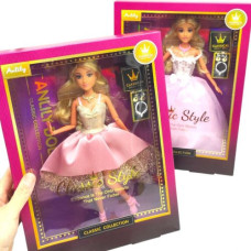 Лялька (висота 30 см, шарнірні суглоби, знімний одяг та взуття, 2 кольє, пара сережок) Лялька (висота 30 см, шарнірні суглоби, знімний одяг та взуття, 2 кольє, пара сережок)