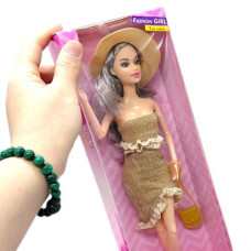 Кукла, типа барби, в стильной одежде (БЕЖЕВОЕ ПЛАТЬЕ)