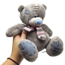 Мʼяка іграшка "Ведмедик у шарфі", 19 см (ТЕМНО-СІРИЙ) Мʼяка іграшка "Ведмедик у шарфі", 19 см (ТЕМНО-СІРИЙ)