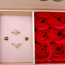 Набор украшений, магнитная застежка, 2 кольца, серьги, бутоны розы, открытка, бумажный пакет, в коробке.